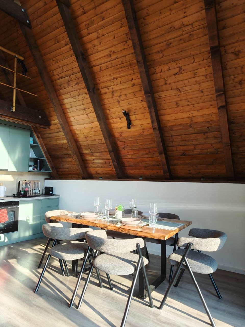 Kitchen or kitchenette, Dining area