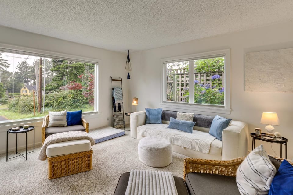 Walk to Beaches! Lincoln City Family Home w/ Yard House in Devils Lake
