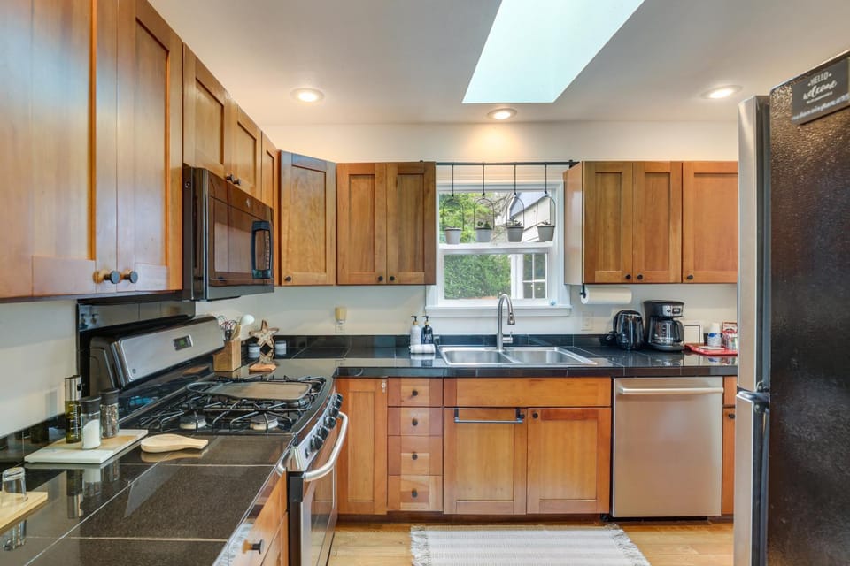 Walk to Beaches! Lincoln City Family Home w/ Yard House in Devils Lake