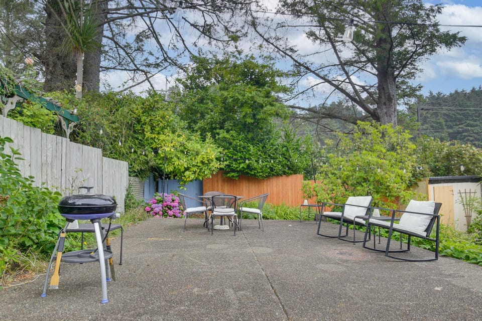 Walk to Beaches! Lincoln City Family Home w/ Yard House in Devils Lake