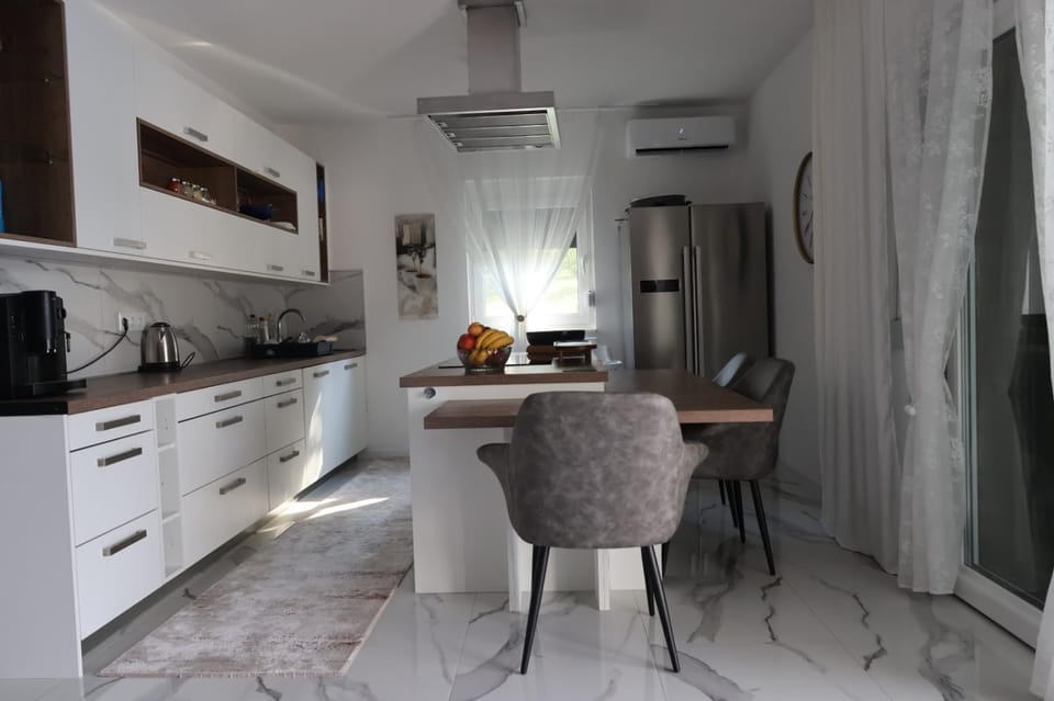 Kitchen or kitchenette, Living room, Seating area, Dining area, oven, air conditioner