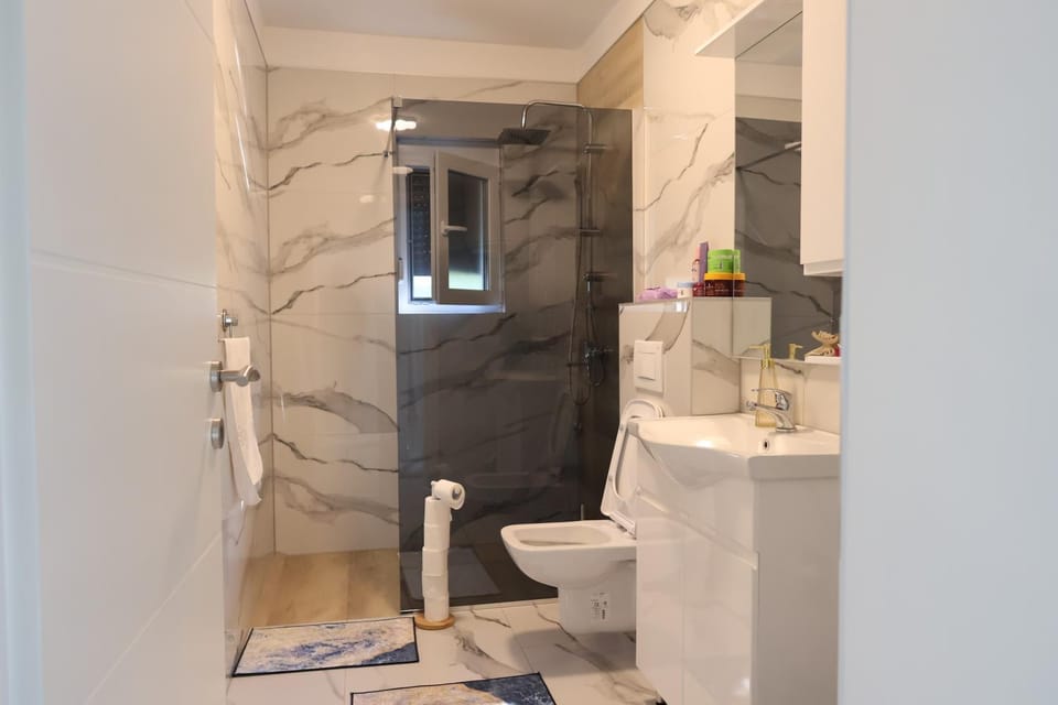 Shower, Toilet, Bathroom, towels