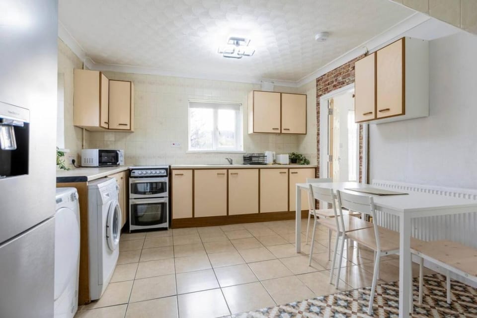 4 BR House, Free Parking, WIFI, Netflix House in Stoke-on-Trent