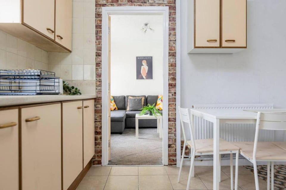 4 BR House, Free Parking, WIFI, Netflix House in Stoke-on-Trent
