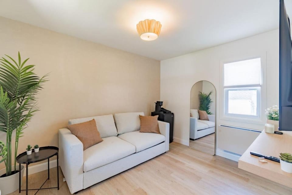 Parkway Boutique Suite 25 Apartment in Niagara Falls