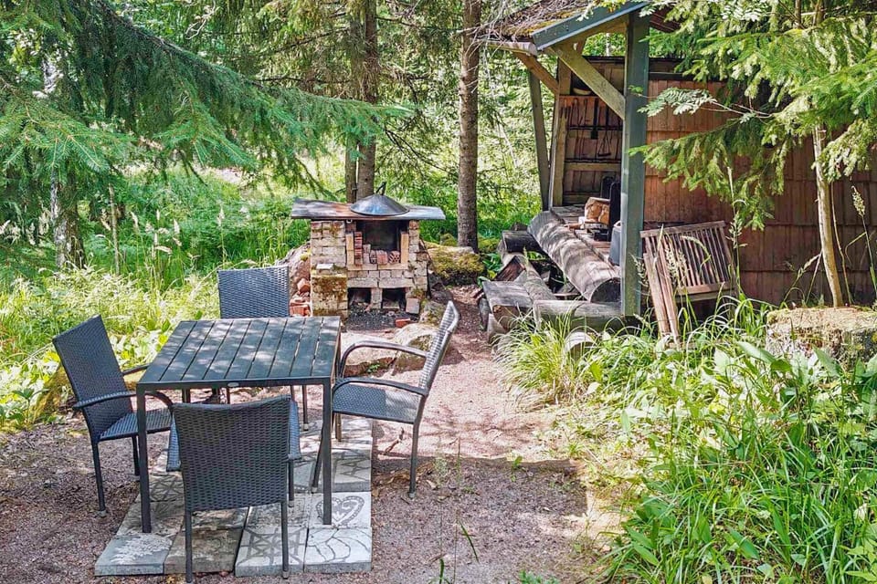 A well-equipped log cabin in Nuuksio National Park Cabin in Uusimaa