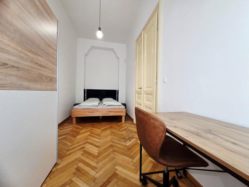 Bed, Photo of the whole room, Seating area, Bedroom