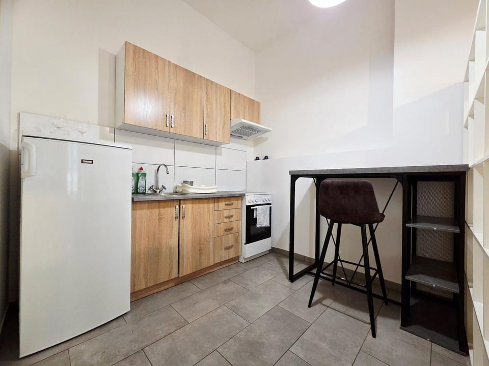 Kitchen or kitchenette, Dining area, oven, stove