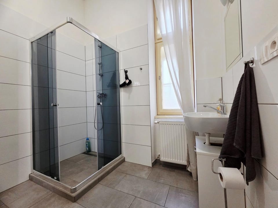 Shower, Toilet, Bathroom, towels