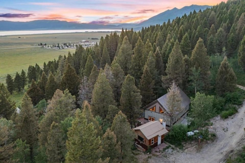 Two Top Stop - 15min to Yellowstone, Hot Tub, Arcades, BBQ House in Island Park