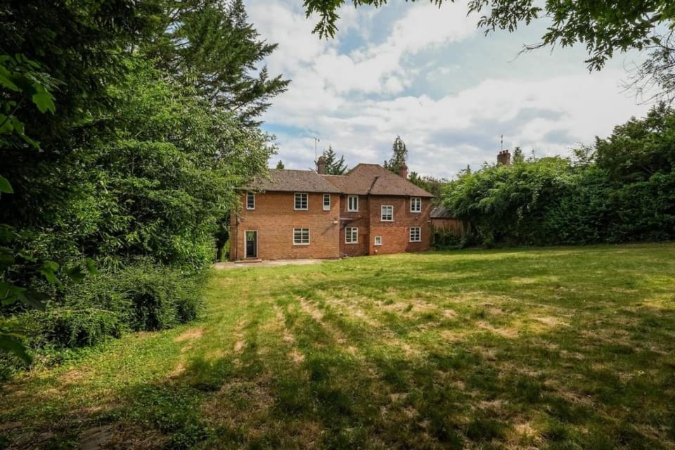 5BR House, Sleeps 12, Free Parking House in High Wycombe