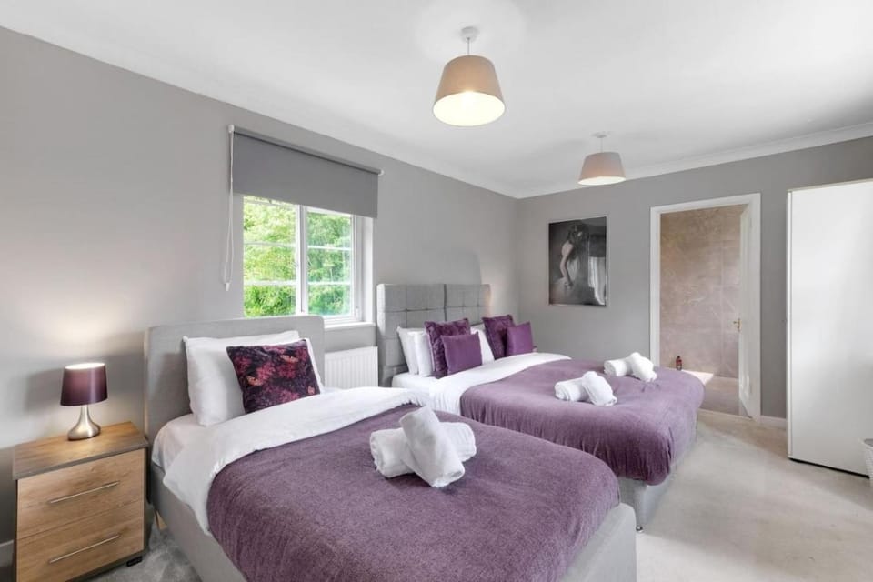 5BR House, Sleeps 12, Free Parking House in High Wycombe