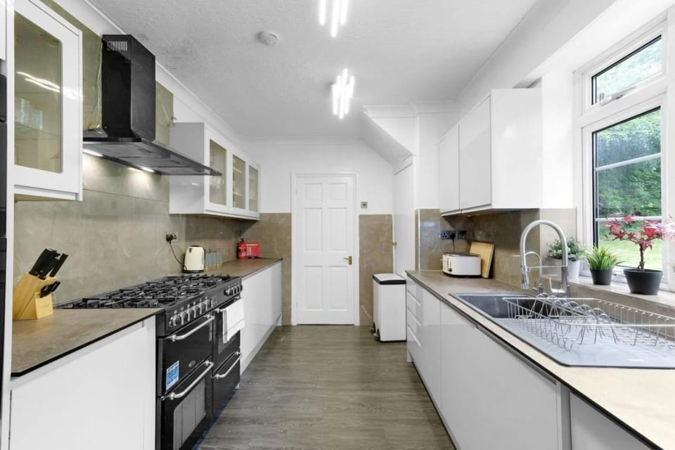 5BR House, Sleeps 12, Free Parking House in High Wycombe