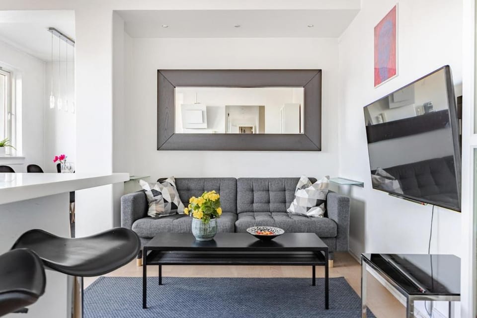 Communal lounge/ TV room, TV and multimedia, Living room, Seating area, Evening entertainment