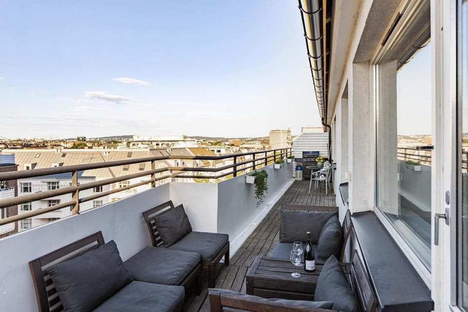 Patio, BBQ facilities, View (from property/room), Balcony/Terrace, Seating area, City view, Sunrise, Sunset