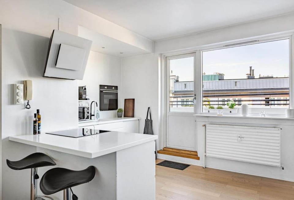 Coffee/tea facilities, Kitchen or kitchenette, Dining area, microwave, oven