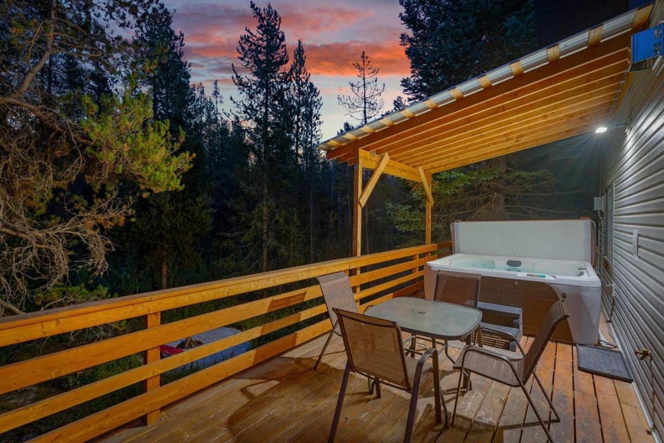 Prism Peaks - Hot Tub, Fire Pit, AC, Yellowstone, ATV, Views House in Island Park
