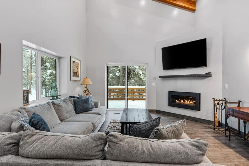 Prism Peaks - Hot Tub, Fire Pit, AC, Yellowstone, ATV, Views House in Island Park