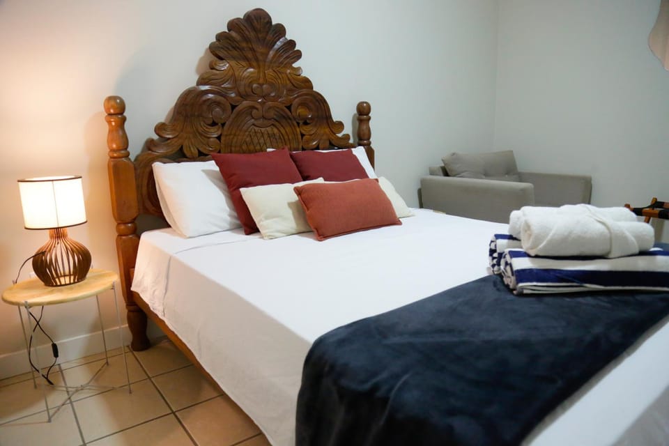 Bed, Living room, Photo of the whole room, Seating area, Bedroom, towels