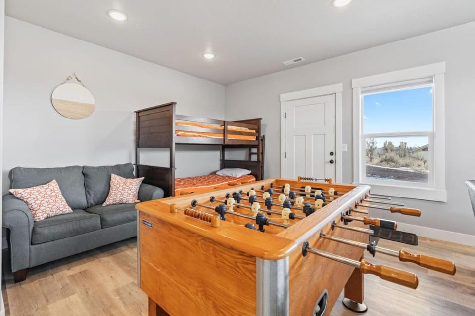 Sunny Side - Sleeps 19, Hot Tub, AC, Games, Ideal Beach Resort House in Garden City