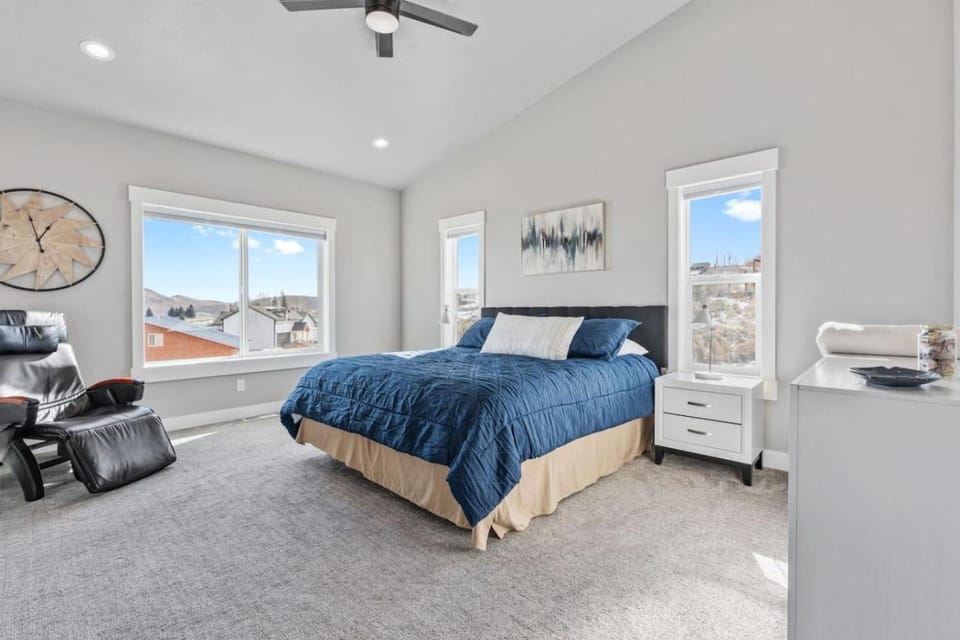 Sunny Side - Sleeps 19, Hot Tub, AC, Games, Ideal Beach Resort House in Garden City