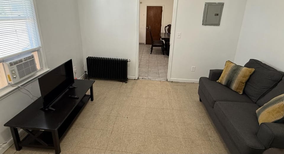 Large and private 3 bedroom and 2 bathroom apartment, separate street entrance Apartment in Woodbridge Township