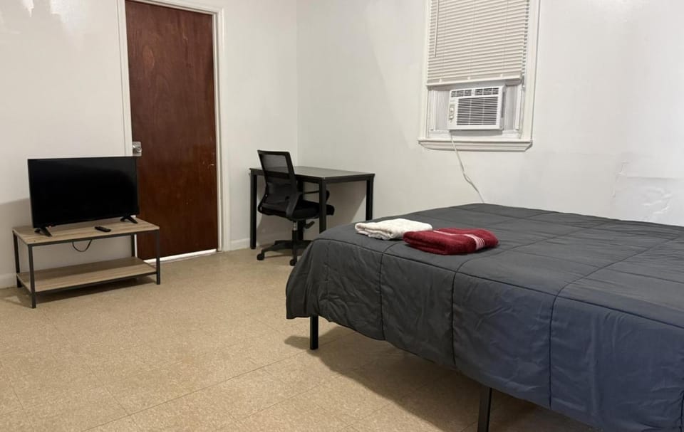 Large and private 3 bedroom and 2 bathroom apartment, separate street entrance Apartment in Woodbridge Township