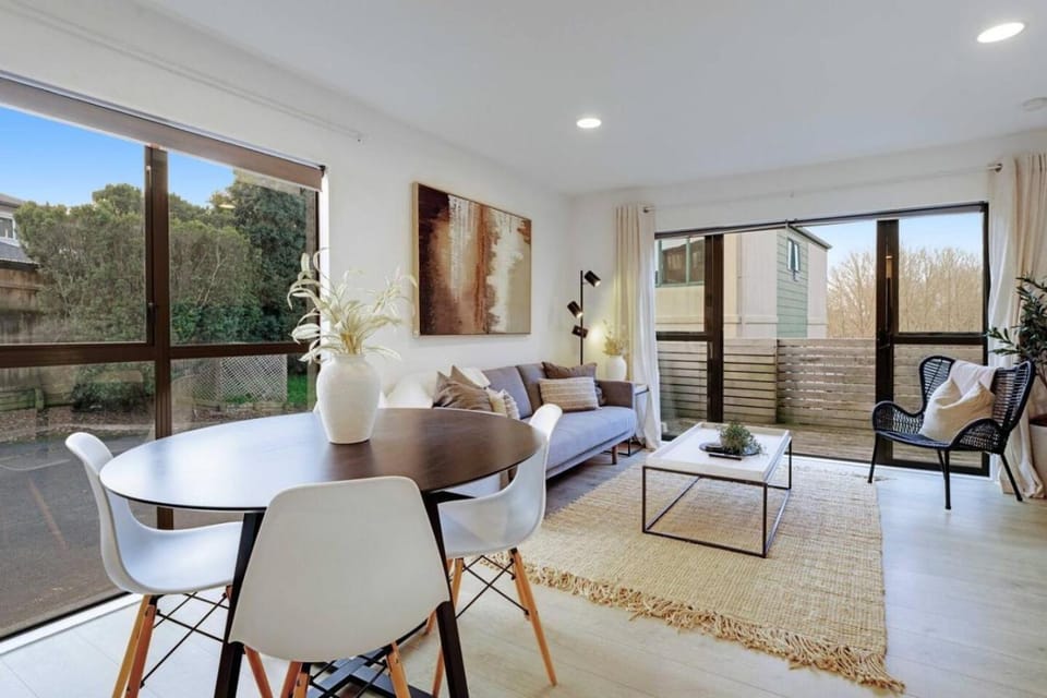 Vibrant Family 2BR Townhouse with Air-Con and Deck House in Auckland