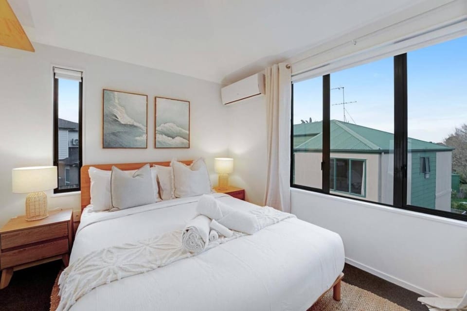 Vibrant Family 2BR Townhouse with Air-Con and Deck House in Auckland
