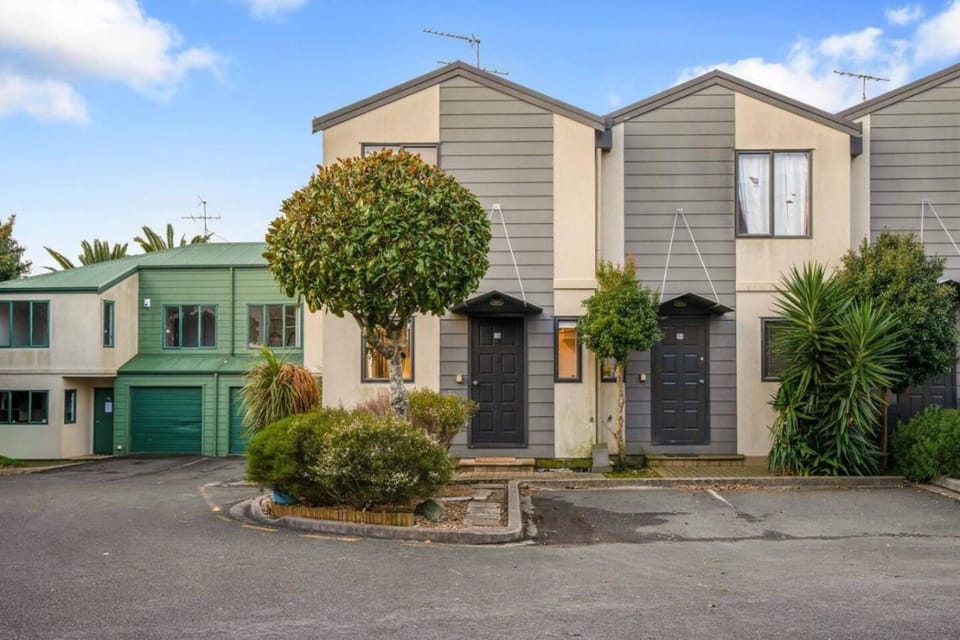 Vibrant Family 2BR Townhouse with Air-Con and Deck House in Auckland