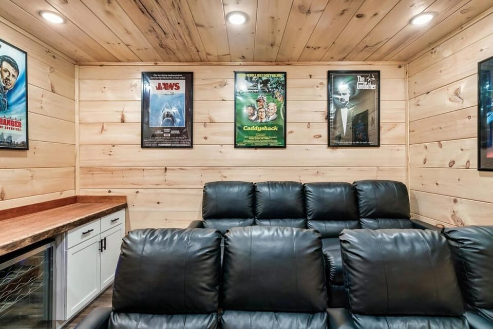 Luxury Cabin 5 Min to Smoky Mountains Hot Tub & Theater Room Cabin in Gatlinburg