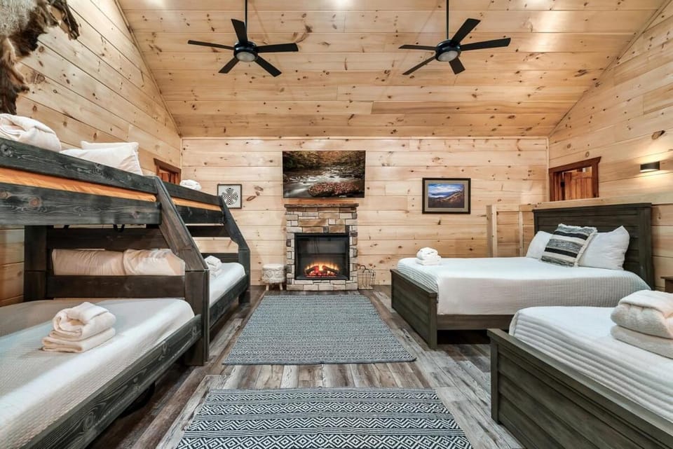 Luxury Cabin 5 Min to Smoky Mountains Hot Tub & Theater Room Cabin in Gatlinburg