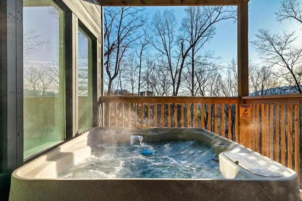 Luxury Cabin 5 Min to Smoky Mountains Hot Tub & Theater Room Cabin in Gatlinburg
