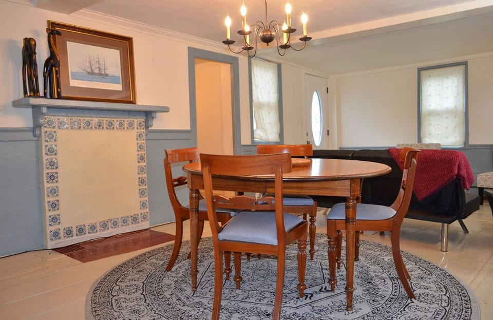 Day, Seating area, Dining area, fireplace, furniture