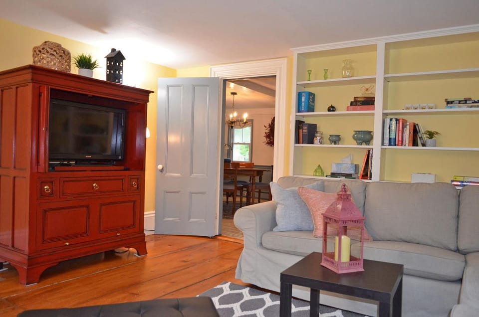 Day, TV and multimedia, Living room, Seating area, furniture