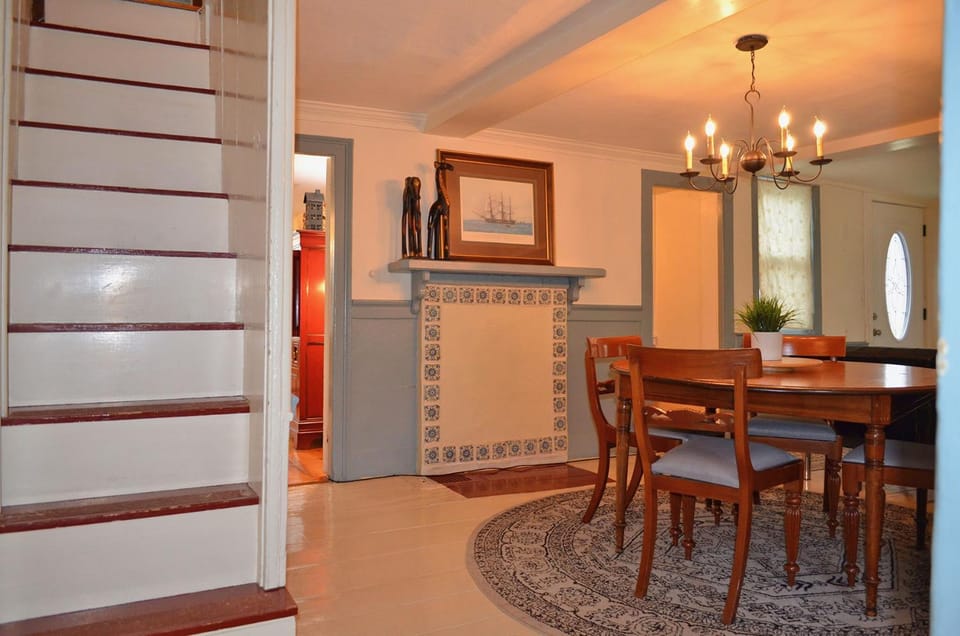 Day, Seating area, Dining area, fireplace, furniture
