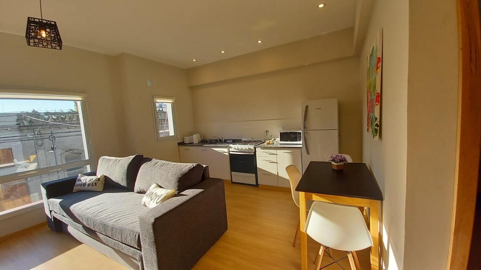 Kitchen or kitchenette, Seating area, Dining area, oven, toaster