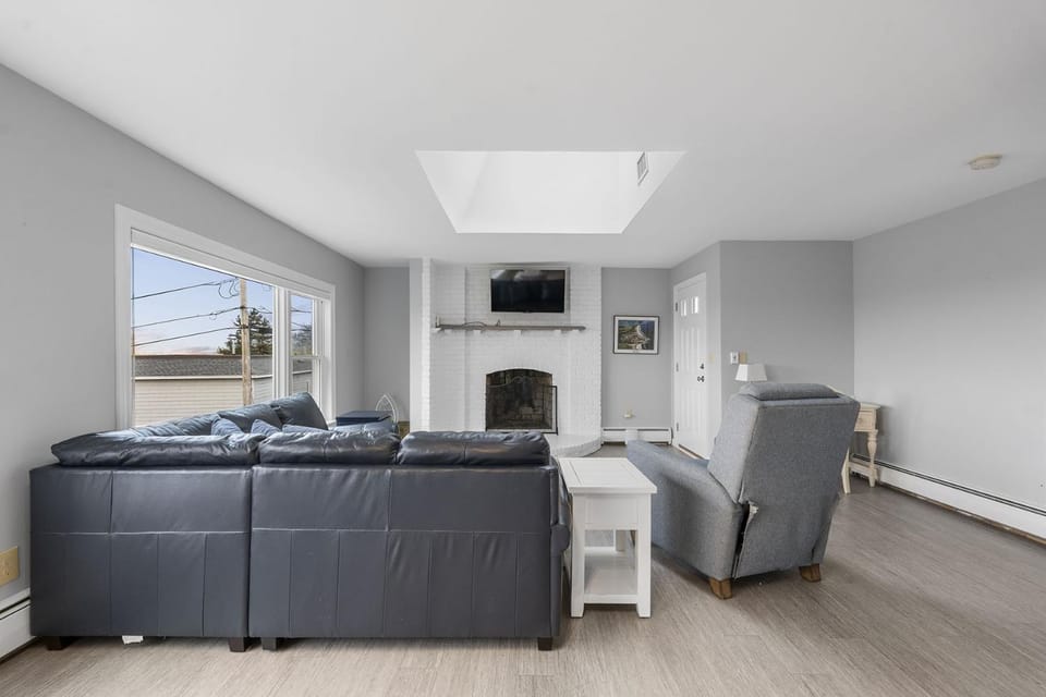 Day, TV and multimedia, Living room, Seating area, Street view, fireplace, furniture, heating