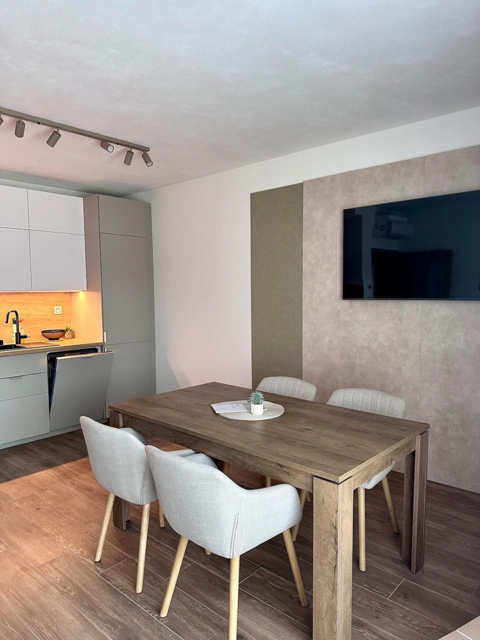 TV and multimedia, Kitchen or kitchenette, Dining area