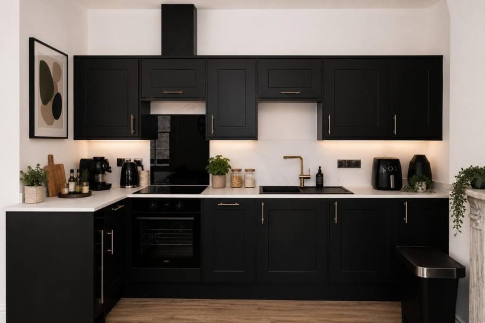 Coffee/tea facilities, Kitchen or kitchenette, stove, toaster