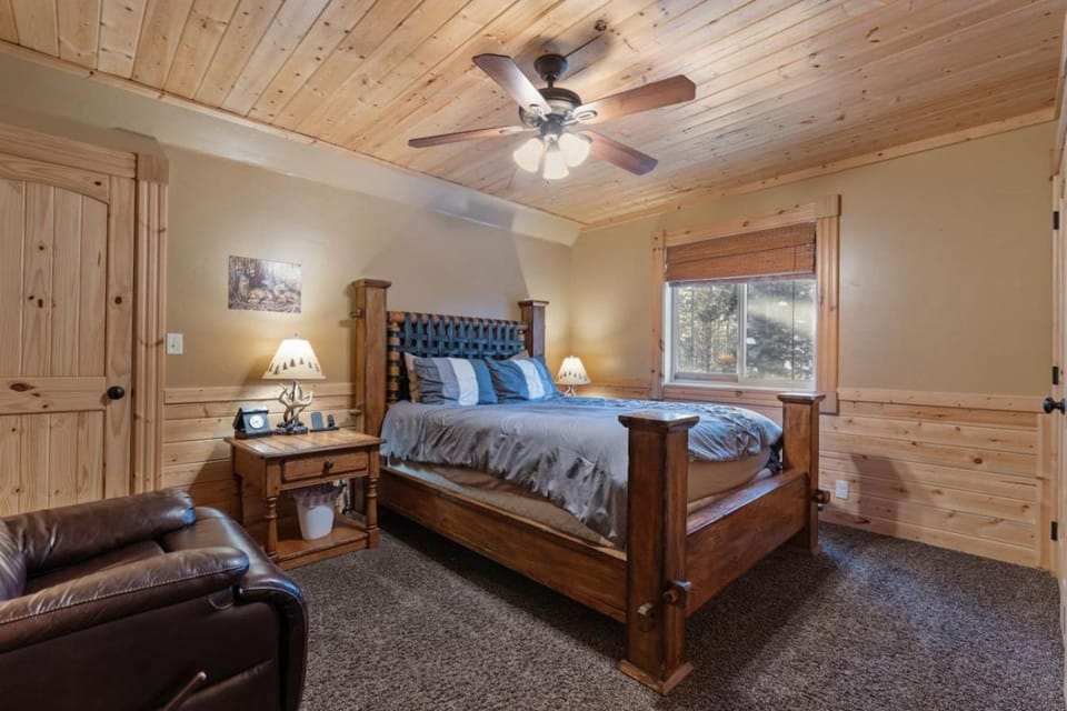 Pine Haven Lodge - Hot Tub, Yellowstone, Family Friendly, Fire Pit House in Island Park