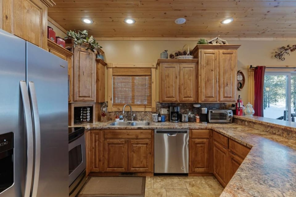Pine Haven Lodge - Hot Tub, Yellowstone, Family Friendly, Fire Pit House in Island Park