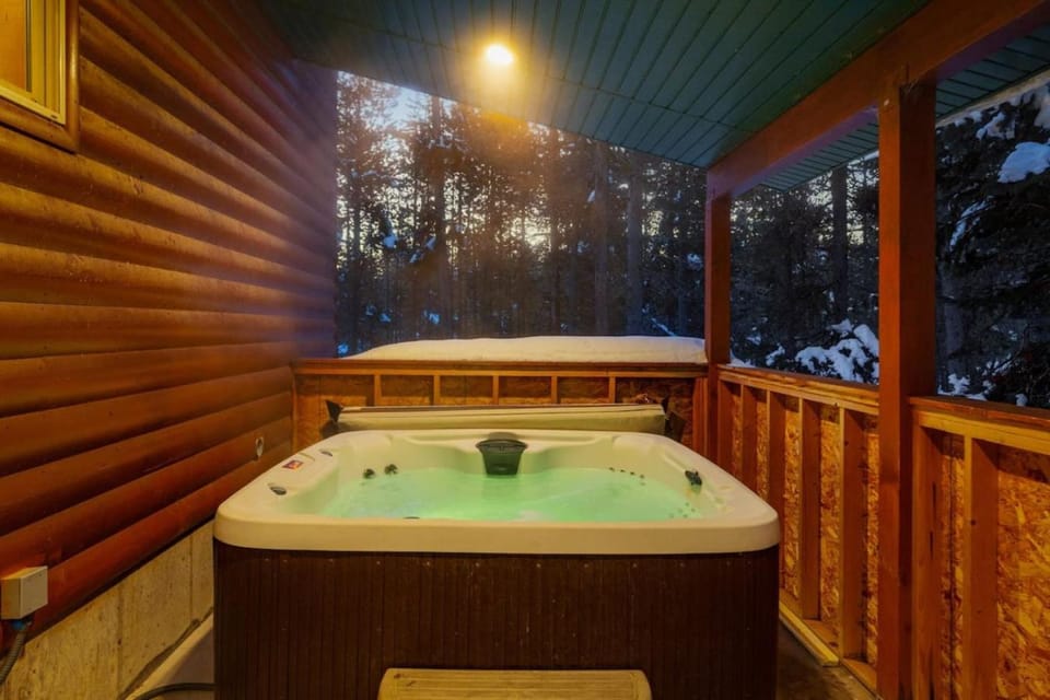 Pine Haven Lodge - Hot Tub, Yellowstone, Family Friendly, Fire Pit House in Island Park