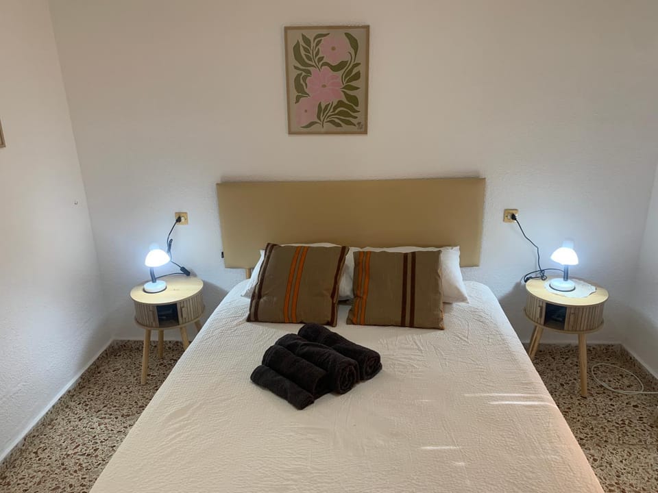Bed, Photo of the whole room, Bedroom, towels