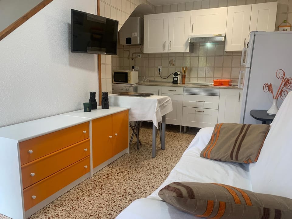 TV and multimedia, Kitchen or kitchenette, Dining area, stove