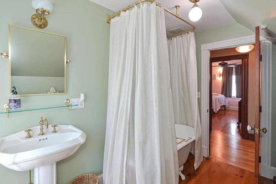 Mill Pond Cottage House in Gloucester