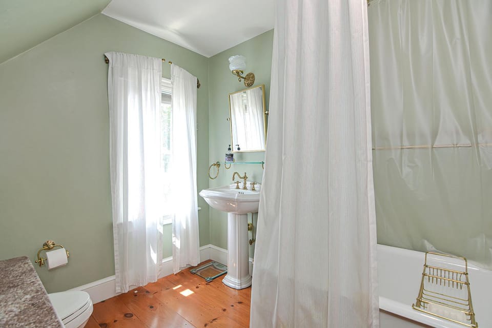 Mill Pond Cottage House in Gloucester
