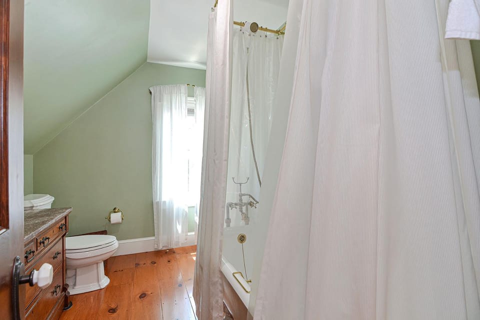 Mill Pond Cottage House in Gloucester