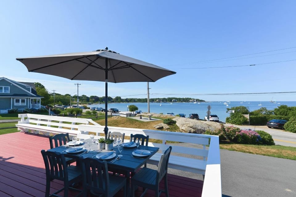 Niles Beach House House in Gloucester