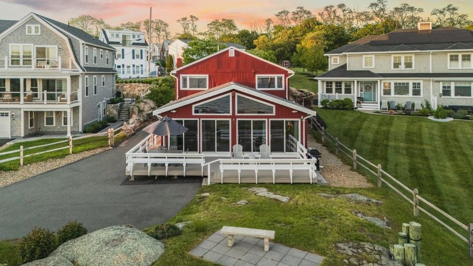 Niles Beach House House in Gloucester